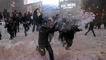 &nbsp;&nbsp;&nbsp;A Times Square, au coeur du quartier de Manhattan, à New York, des dizaines de personnes ont improvisé une gigantesque bataille de boules de neige. (CARLO ALLEGRI / REUTERS)