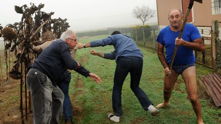 Le président de la Ligue de protection des oiseaux (LPO) Allain Bougrain-Dubourg (à gauche) est bousculé après être entré sur le terrain de Jean-Marc Dutouya (à droite), où des pièges à oiseaux avaient été installés, le 9 novembre 2015 à Audon&nbsp;(Landes). L'image avait fait le tour des réseaux sociaux. (IROZ GAIZKA / AFP)