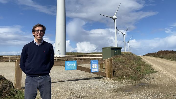 William Arkwright, directeur général d'Engie Green, devant le parc éolien de Plouarzel (Finistère), le 22 septembre 2023. (LAURIANE DELANOË / RADIO FRANCE)