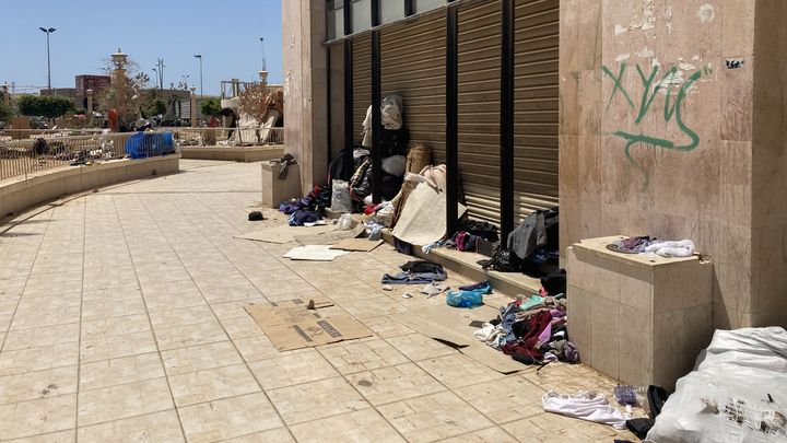 Des affaires de migrants subsahariens, place Bab Jebli, à Sfax, en août 2023. (ELISE LAMBERT / FRANCEINFO)