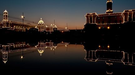 Vue du palais pr&eacute;sidentiel &agrave; New Delhi (Inde), illumin&eacute; pour c&eacute;l&eacute;brer le 63e anniversaire de la constitution, le 24 janvier 2012. (MANAN VATSYAYANA / AFP)