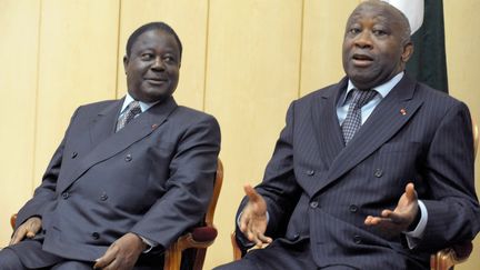 Les ex-présidents ivoiriens Henri Konan Bédié (à gauche) et Laurent Gbagbo (à droite) lors d'une rencontre&nbsp; à Yamoussoukro, le 4 mars 2008. (ISSOUF SANOGO / AFP)