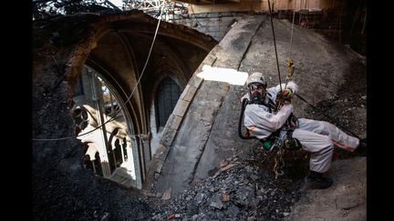 Patrick Zachmann a photographié&nbsp;le chantier de la cathédrale&nbsp;Notre Dame de Paris&nbsp;après son incendie d'avril 2019. (PATRICK ZACHMANN / AGENCE MAGNUM)