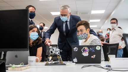 Le ministre de l'Economie et des Finances Bruno Le Maire et le secrétaire d'Etat chargé du Numérique Cédric O lors d'une visite à la start-up EarthCube pour annoncer leur plan de soutien aux entreprises technologiques, à Paris le 5 juin 2020 (AURELIEN MORISSARD / MAXPPP)