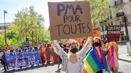 Manifestation pour la visibilite des lesbiennes et la PMA pour toutes à Paris, le 25 avril 2021. (BRUNO LEVESQUE / MAXPPP)