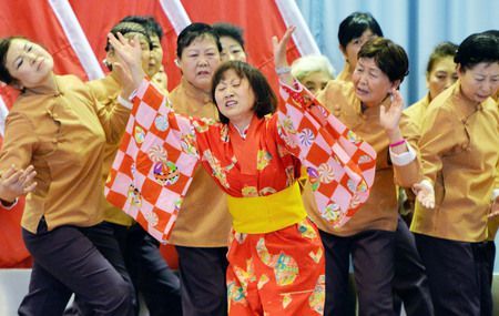 Des orphelins de guerre japonais présentent une pièce de théâtre basée sur leur vie au cours d'une réunion avec une association de parents d'accueil chinois à Harbin, province du Heilongjiang, dans le nord de la Chine, le 12 Juillet, 2015 (KYODO NEWS)