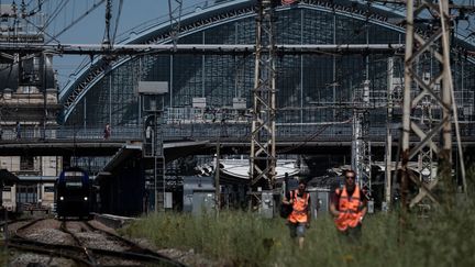 Des employés de la SNCF inspectant les rails en raison des fortes chaleurs à proximité de la gare de Bordeaux (Gironde), le 15 juin 2022. (PHILIPPE LOPEZ / AFP)