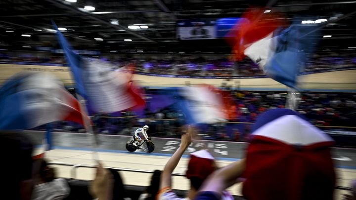 La Française Marie Patouillet lors du contre-la-montre (C4) au vélodrome de Saint-Quentin-en-Yvelines, où elle a remporté la médaille d'argent, le 29 août 2024. (JULIEN DE ROSA / AFP)