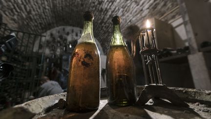 Vin jaune : vente aux enchères de bouteilles datant du règne de Louis XVI