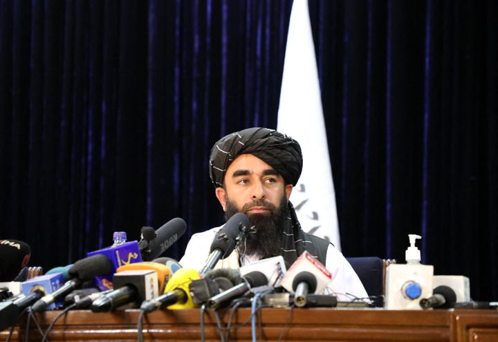 Le porte-parole des talibans, Zabihullah Mujahid, lors d'une conférence de presse à Kaboul (Afghanistan), le 17 août 2021. (SAYED KHODAIBERDI SADAT / ANADOLU AGENCY / AFP)