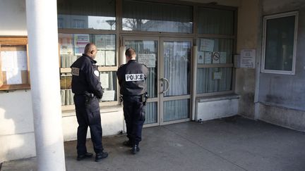 Des policiers surveillent&nbsp;l'entrée de l'école maternelle&nbsp;Jean-Perrin à Aubervilliers, le 14 décembre 2015. (CHARLES PLATIAU / REUTERS)