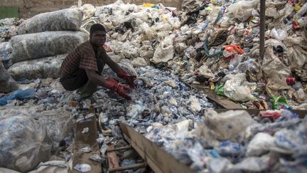 Presque tous les types de plastiques peuvent être utilisés, notamment les sacs en plastique, qui font l'objet d'un vif débat depuis plusieurs mois dans le petit pays d'Afrique de l'Ouest, pour savoir s'il faut interdire ou non leur utilisation.

	  (Cristina ALDEHUELA / AFP)