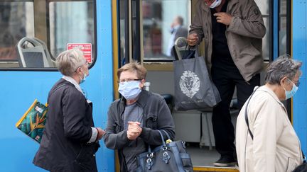 Des Croates portent un masque contre le Covid-19 à Zagreb, le 26 octobre 2020.&nbsp; (STIPE MAJIC / ANADOLU AGENCY / AFP)