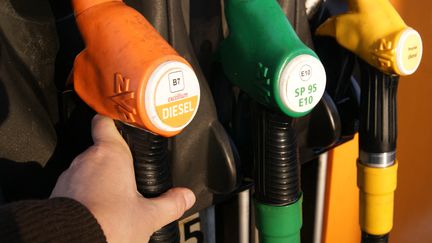 Des pistolets sur une pompe à carburants. (STÉPHANIE BERLU / RADIO FRANCE)