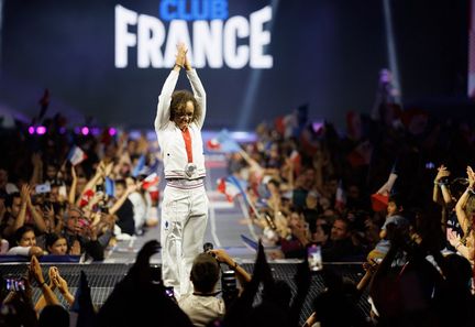 Nélia Barbosa célèbre sa médaille au Club France, le 8 septembre 2024. (BOUKLA Fabien / KMSP via AFP)