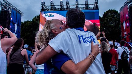 Depuis le Club France, des spectateurs exultent après le sacre de l'équipe de France lors de la finale olympique du judo par équipes, le 3 août 2024, à Paris. (ANDREA SAVORANI NERI / AFP)