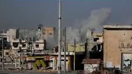 Capture d'&eacute;cran d'une vid&eacute;o mise en ligne le 28 f&eacute;vrier 2012 montrant la ville de Homs (Syrie) bombard&eacute;e par l'arm&eacute;e. (AFP)