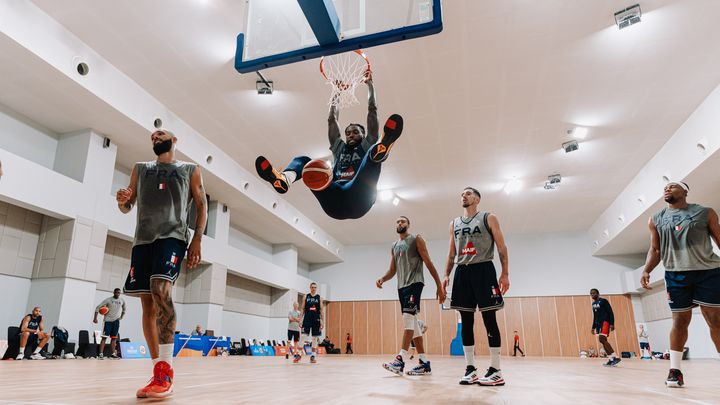 Mathias Lessort à l'entraînement de l'équipe de France, à Jakarta (Indonésie), le 23 août 2023. (ARMAND LENOIR / FFBB)