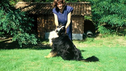 Danielle Mitterrand pose dans son jardin en mai 1991. (DE RUDDER / SIPA)