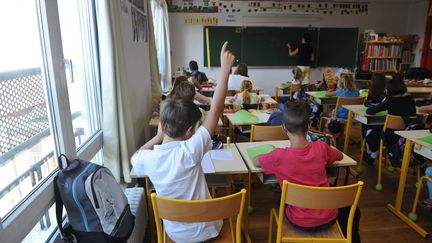 Des élèves de CM1 assistent à un cours à&nbsp;Aytre (Charente-Maritime), le 1er septembre 2015. (XAVIER LEOTY / AFP)