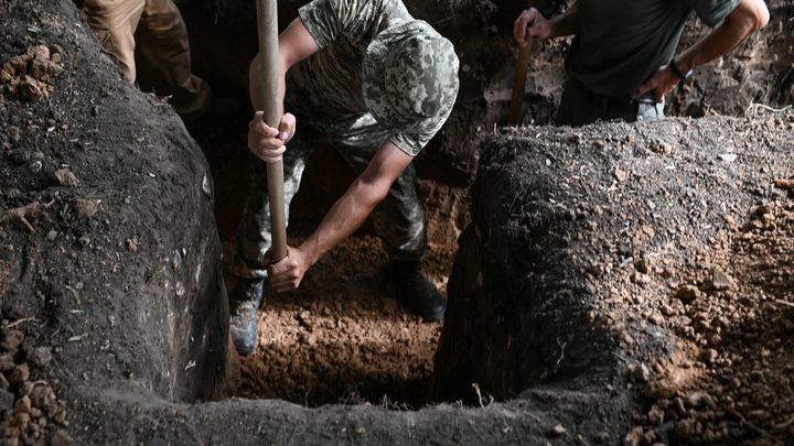 Des soldats ukrainiens creusent des tranchées dans la région de Bakhmout (Ukraine), le 27 août 2022. (JUSTIN YAU/SIPA USA/SIPA)