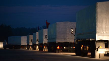 Partis de Russie,&nbsp;280 camions sont en route, mardi 12 ao&ucirc;t, vers la fronti&egrave;re ukrainienne. (MAKSIM BLINOV / RIA NOVOSTI / AFP)