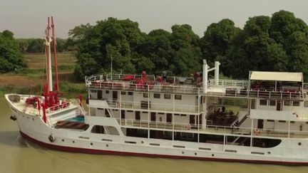 Le Bou El Mogdad est un mythique bateau de croisière qui voyage le long du fleuve Sénégal depuis 70 ans. (CAPTURE ECRAN FRANCE 2)