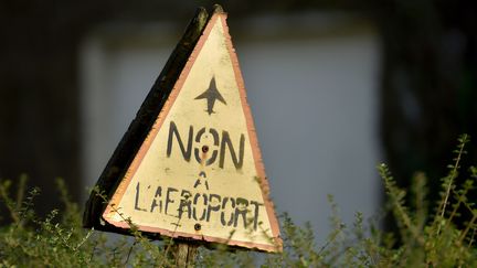 Un panneau&nbsp;dans la "ZAD" ("zone à défendre" ou "zone d'aménagement différé") de&nbsp;Notre-Dame-des-Landes (Loire-Atlantique) exprime l'opposition au projet d'aéroport, le 16 janvier 2018. (LOIC VENANCE / AFP)