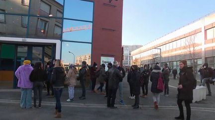 Après la contamination d’une animatrice scolaire de Bagneux (Hauts-de-Seine) à la souche britannique du coronavirus, plus contagieuse, la ville débute&nbsp;une vaste campagne de tests de trois jours pour retrouver le patient zéro. (France 3)