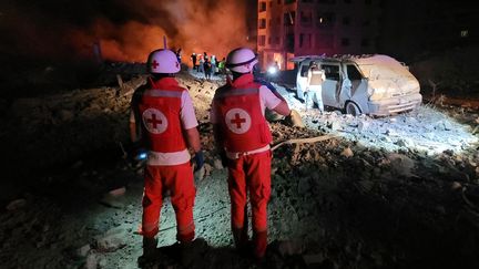 Des secouristes dans des décombres de Toul, village du Liban, le 15 octobre 2024. (ABBAS FAKIH / AFP)