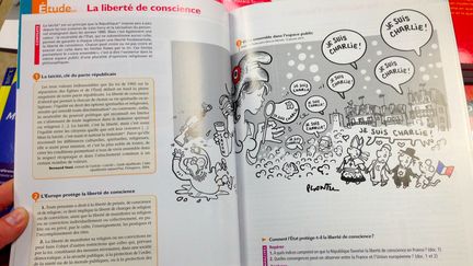 Page d'un manuel d'enseignement moral et civique pour classes de 2de, publi&eacute; aux &eacute;ditions Magnard en avril 2015. (FRANCETV INFO)