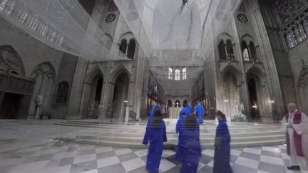 Plus d'un an après l'incendie de Notre-Dame de Paris, le monument est toujours inaccessible mais il est toutefois possible de le visiter virtuellement. Une manière de constater les dégâts, mais aussi la splendeur de l'édifice avant sa destruction partielle. (France 3)