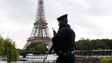 Un agent patrouille à Paris, le 13 juillet 2017. (GEOFFROY VAN DER HASSELT / AFP)