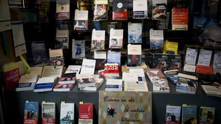 Vitrine d'une librairie à Paris lors de la rentrée littéraire d'automne, le 23 août 2023. (MAGALI COHEN / HANS LUCAS / AFP)