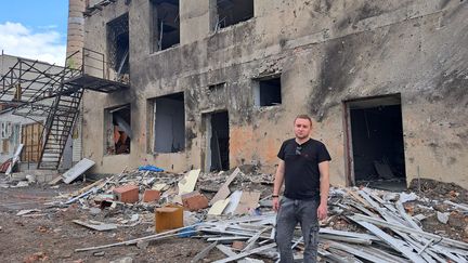 Alexandre Koulik se tient devant le bâtiment visé par des frappes russes les 2 et 10 mai 2024. Huit enfants y ont été blessés alors qu'ils étaient à l'étage. (VIRGINIE PIRONON / FRANCEINFO)