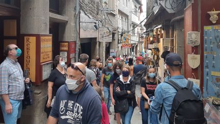 Les touristes au Mont-Saint-Michel (Normandie) sont masqués, le 25 juillet 2020. (LUCIE THUILLET / RADIOFRANCE)