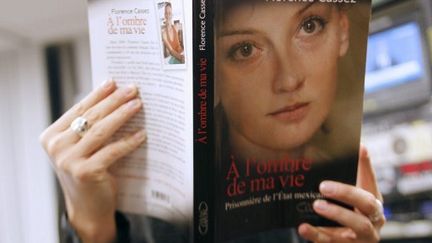 Florence Cassez en couverture du livre qui lui est consacré : A" l'ombre de ma vie". (AFP - François Guillot)