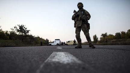 Un soldat ukrainien au nord de Donetsk, le 28 septembre 2014. (MARKO DJURICA / REUTERS)