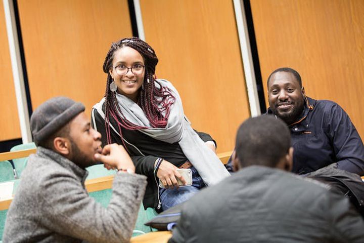 Événément Forum X–Afrique à l’École polytechnique, à Paris où de nombreux jeunes chercheurs et entrepreneurs africains avaient rendez-vous. L’avenir est-il toujours, forcément, ailleurs? 

	
		  (École polytechnique -- J.Barande/Flickr, CC BY-SA)