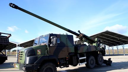 Un véhicule équipé d'un canon César photographié lors de la visite d'Emmanuel Macron à la base aérienne de Mont-de-Marsan (Landes), le 20 janvier 2023. (BOB EDME / AFP)