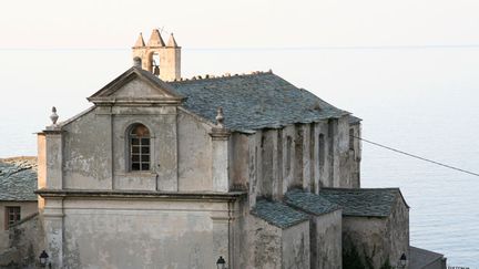 Le couvent Saint-François, ici photographié en 2010, est situé au cœur du cap Corse, à Pino (Haute-Corse). La construction du bâtiment religieux a été lancée dès&nbsp;1486 par des moines de l'ordre des Observants. En 1720, les Franciscains agrandissent la bâtisse. Le couvent est abandonné en 1967. Puis, en 2014, la mairie rénove la toiture en lauze. Aujourd'hui, la façade est en trop mauvais état et doit bénéficier de travaux d'urgence. À l'avenir, le site servira de&nbsp;site culturel et scientifique, selon Stéphane Bern à RTL. Montant des travaux ? 850 000 euros. (Communauté de communes du Cap Corse)