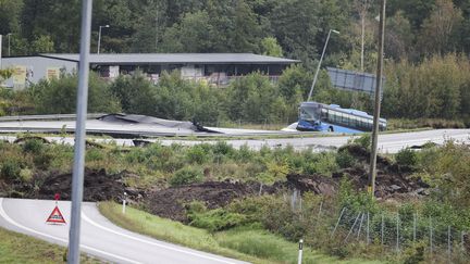 Un glissement de terrain ayant touché une autoroute sur plusieurs centaines de mètres à Stenungsund (Suède), le 23 septembre 2023. (ADAM IHSE / TT NEWS AGENCY / AFP)