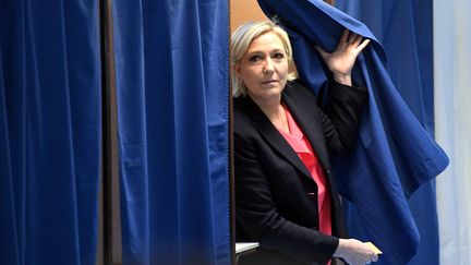Marine Le Pen sort de l'isoloir à Hénin-Beaumont (Pas-de-Calais), dimanche 7 mai 2017 lors du second tour de l'élection présidentielle. (ALAIN JOCARD / AFP)
