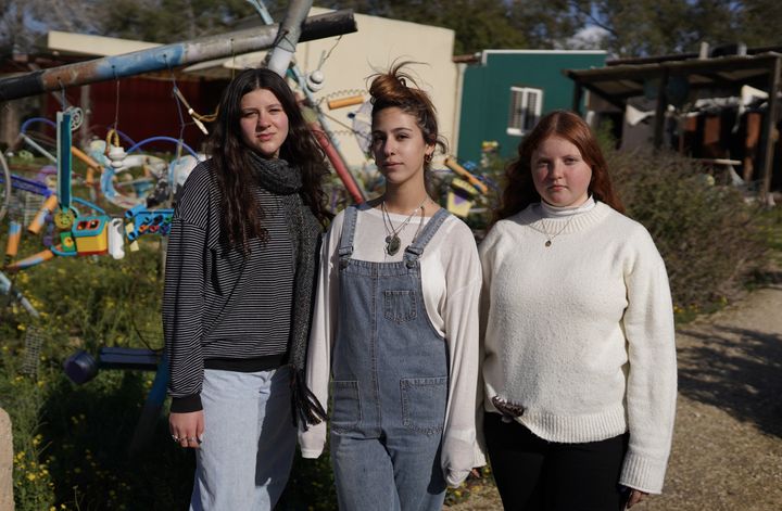 Dana, 19 years old (center), returns for the first time to the Nir Oz kibbutz with her national service comrades.  (PIERRE-LOUIS CARON / FRANCEINFO)