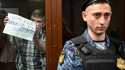 "Avez-vous encore besoin de cette guerre ?", interpelle Alexeï Gorinov durant le verdict de son procès au tribunal de Moscou (Russie), le 8 juillet 2022. (KIRILL KUDRYAVTSEV / AFP)