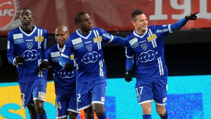 Les joueurs de Bastia f&ecirc;tent un but lors de leur victoire &agrave; Valenciennes 4-3, le 30 mars 2013.&nbsp; (FRANCOIS LO PRESTI / AFP)