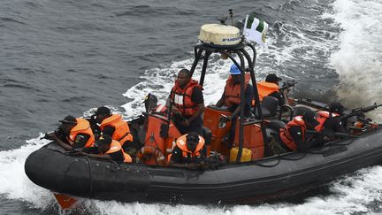La marine nigériane s’apprête à appréhender des pirates lors&nbsp;d'un exercice militaire, intitulé Grand African Nemo, conjoint avec la marine française et les forces spéciales, dans le golfe de Guinée, le 30 octobre 2019. (PIUS UTOMI EKPEI / AFP)