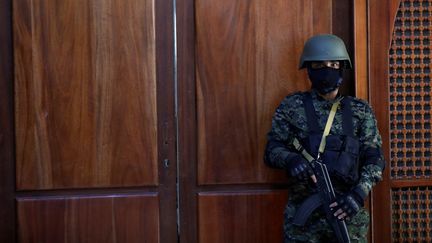 Un soldat Houthi masqué monte la garde, le 14 mars 2020 à Sanaa (Yémen). (KHALED ABDULLAH / REUTERS)