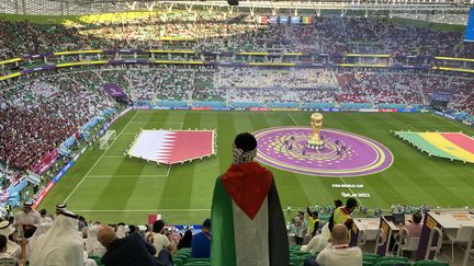 Un supporter arbore le drapeau palestinien lors du match Qatar-Sénégal, à Doha, le 25 novembre 2022. (RAPHAEL GODET / FRANCEINFO)