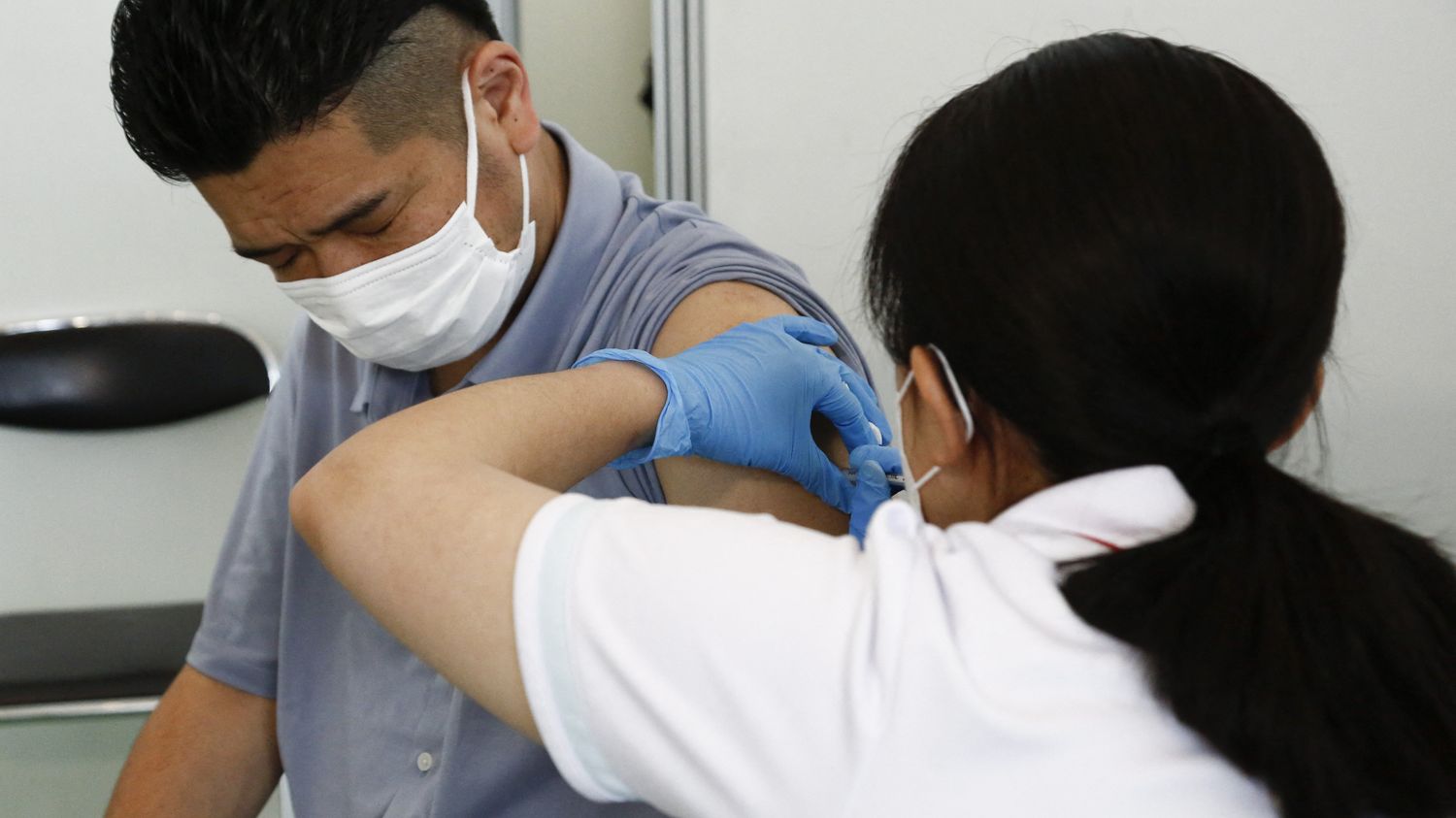 Japan schort het gebruik van 1,63 miljoen doses Moderna-vaccin op nadat “vreemde lichamen” in flesjes werden gevonden